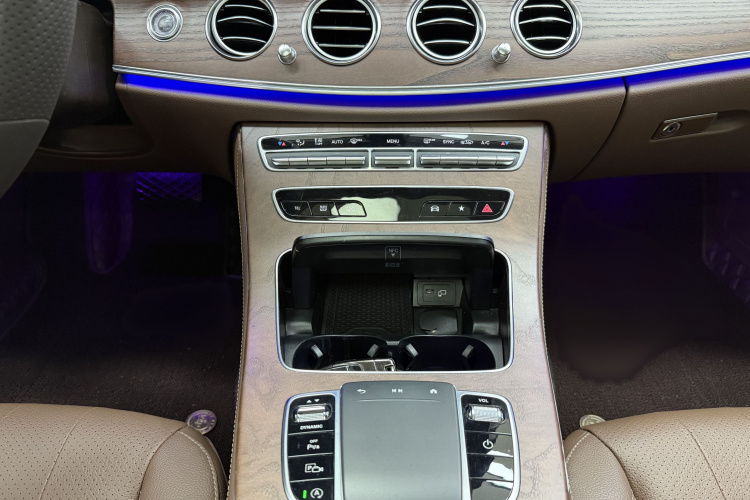 奔驰E级 2023款 改款 E 300 L 时尚型中控内饰7011