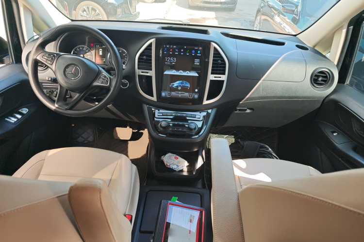 奔驰 威霆 2018款 2.0T 精英版 9座 国VI中控内饰7002