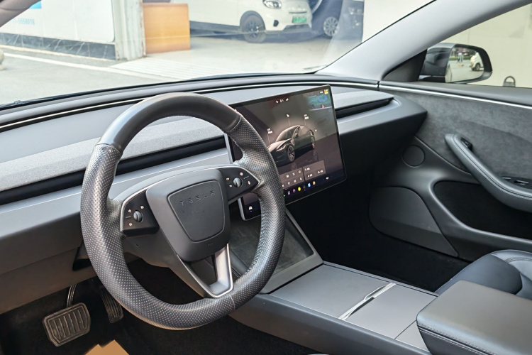 特斯拉 Model 3 2023款 长续航全轮驱动版中控内饰7006