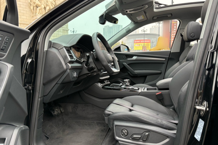 奥迪Q5L 2022款 45T 豪华动感型中控内饰7011