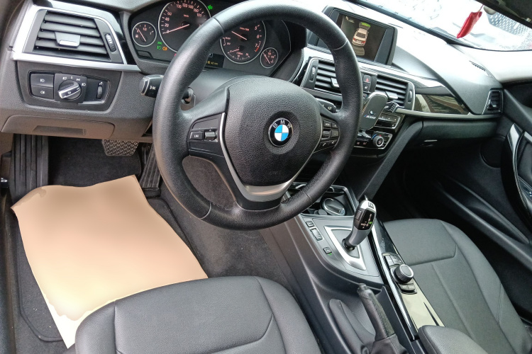 宝马3系 2017款 318i 时尚型中控内饰12