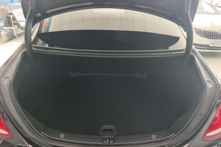 奔驰E级 2018款 改款 E 300 L 运动时尚型局部细节23