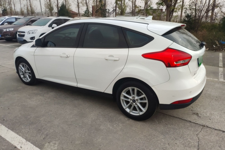 福特 福克斯 2018款 两厢经典 1.6L 自动风尚型智行版车身外观4