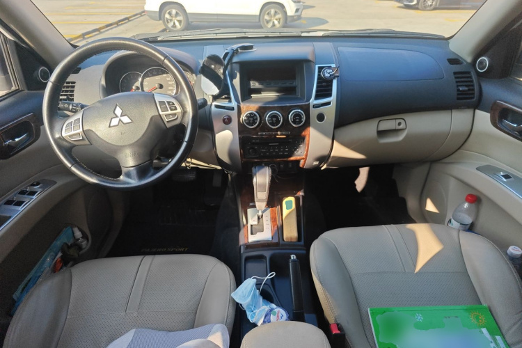 三菱 帕杰罗·劲畅 2013款 3.0L 自动两驱豪华版中控内饰12
