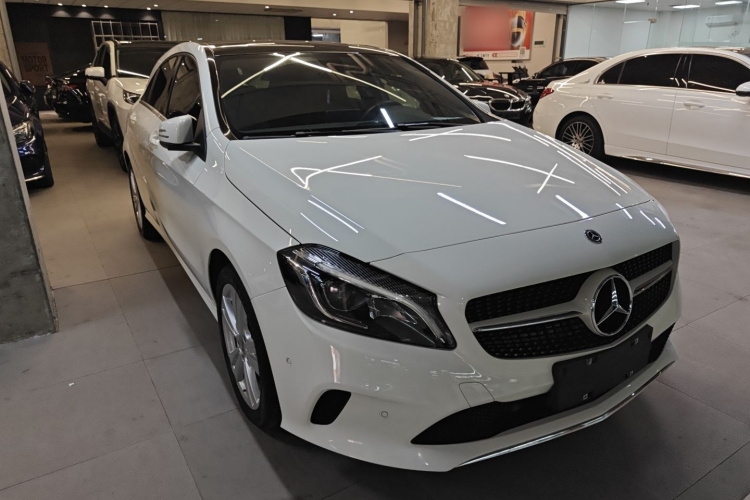 奔驰A级(进口) 2018款 A 200 动感型车身外观3