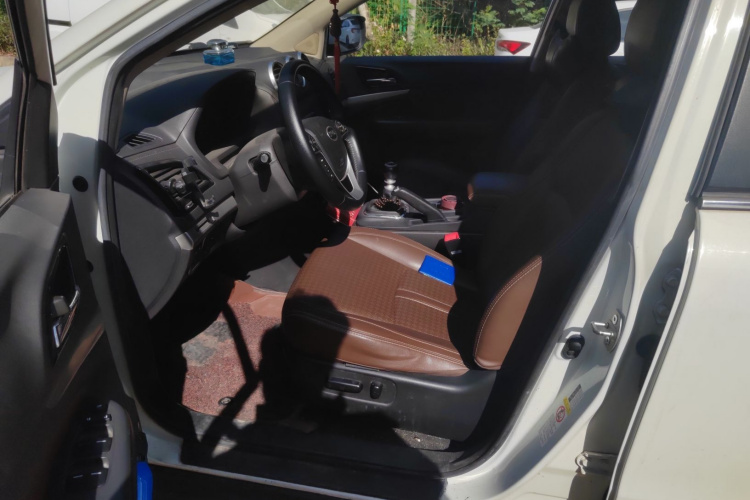 比亚迪S7 2015款 1.5T 手动尊贵型中控内饰19