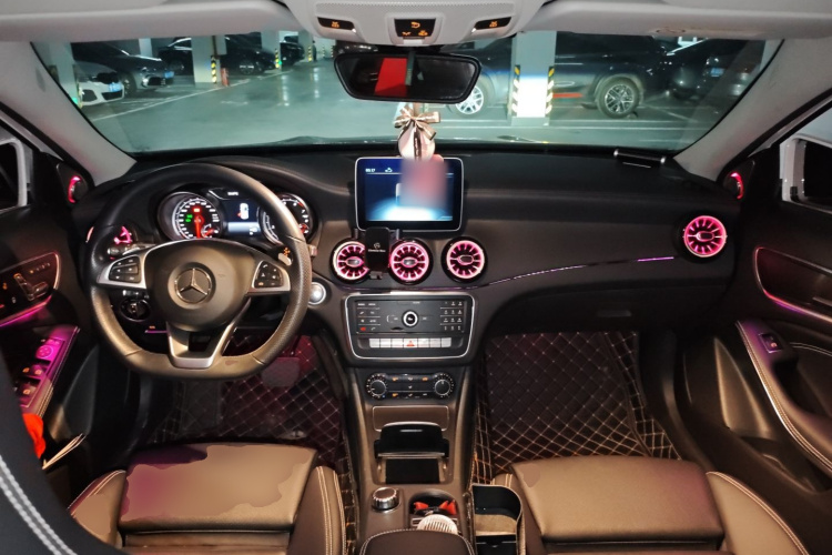 奔驰GLA 2019款 GLA 200 时尚型中控内饰12