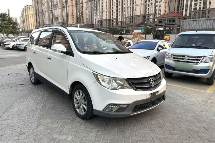 宝骏730 2014款 1.5L 手动舒适ESP版 7座车身外观3