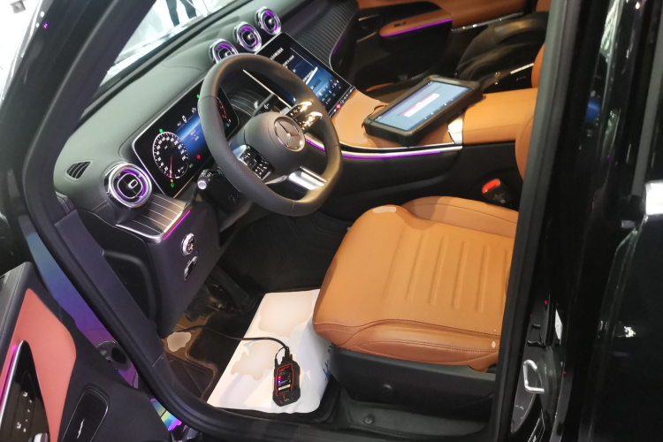 奔驰GLC 2024款 改款 GLC 300 L 4MATIC 动感型 5座中控内饰19