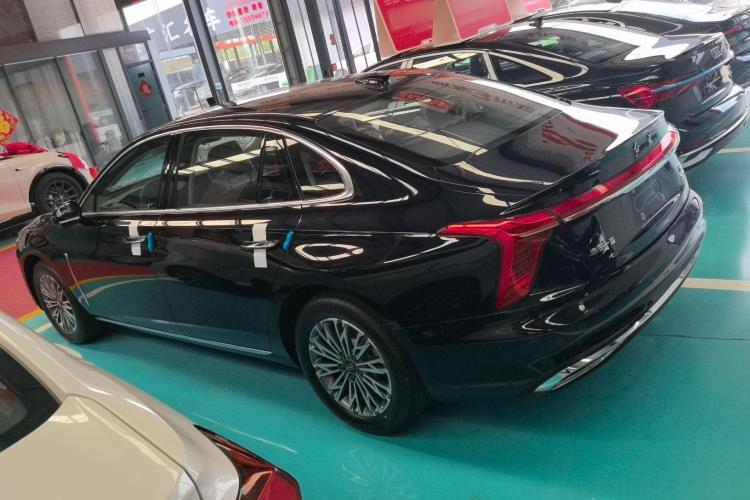 红旗H5 2025款 1.5T DCT旗韵版车身外观6005