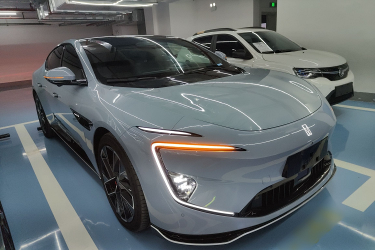 阿维塔12 2023款 650 三激光四驱性能版车身外观3