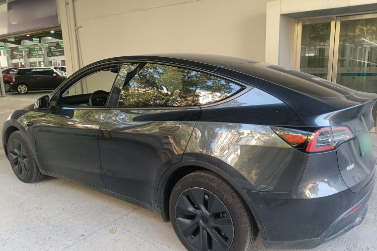 特斯拉 Model Y 2024款 后轮驱动版车身外观4