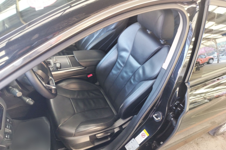 红旗H5 2022款 经典款 改款 1.5T DCT旗韵版中控内饰19