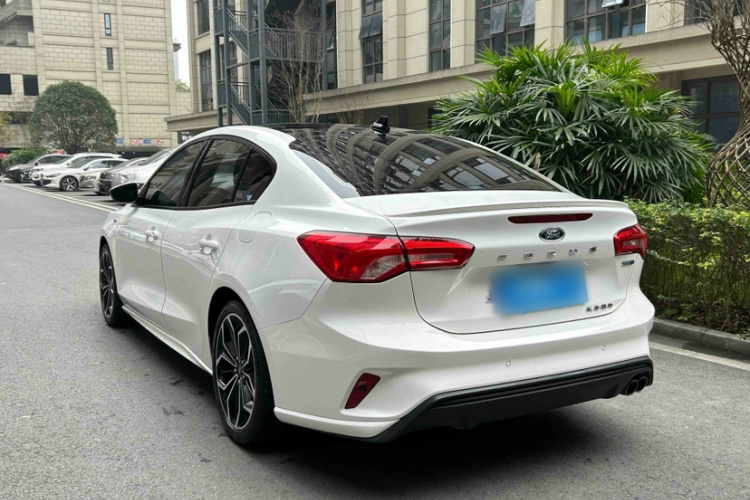 福特 福克斯 2020款 三厢 EcoBoost 180 自动ST Line车身外观6006