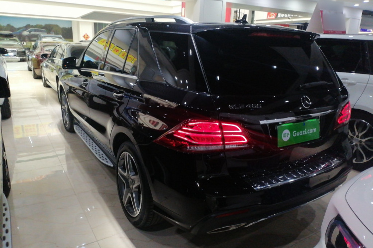 奔驰GLE 2018款 GLE 400 4MATIC 臻藏版车身外观4