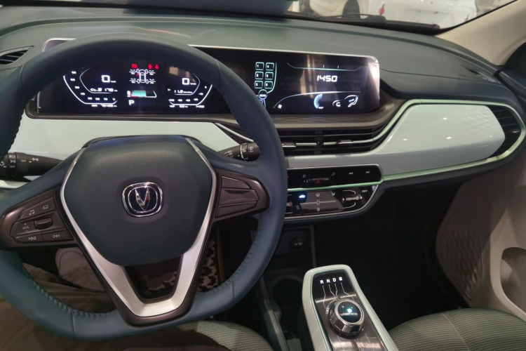 长安欧尚 奔奔E-Star 2022款 国民版 多彩限量款（快充版）三元锂中控内饰7002