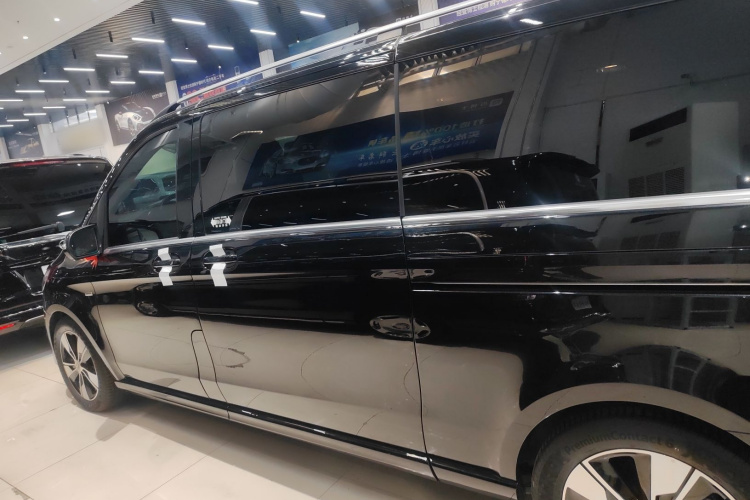奔驰V级 2022款 V 260 L 长轴距尊贵版车身外观4
