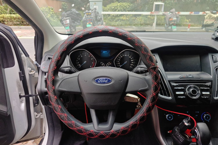 福特 福克斯 2018款 两厢经典 1.6L 自动舒适型智行版中控内饰13