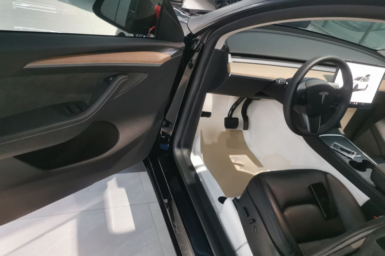特斯拉 Model Y 2022款 改款 长续航全轮驱动版中控内饰7003