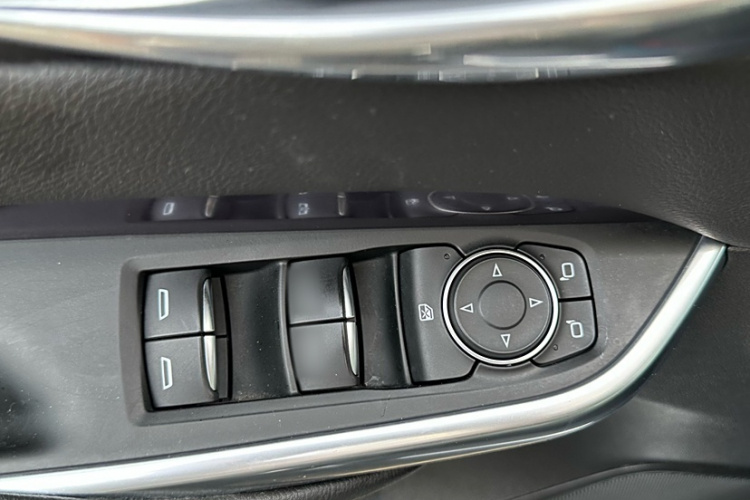 凯迪拉克XT4 2022款 28T 两驱风尚型中控内饰7013