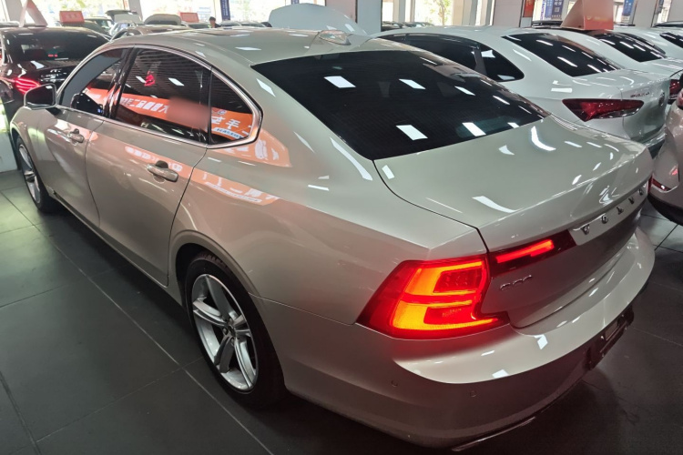 沃尔沃S90 2018款 T4 智远版车身外观4