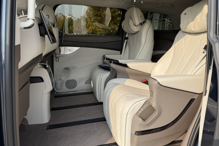 腾势D9 2022款 DM-i 970 四驱旗舰型中控内饰7003