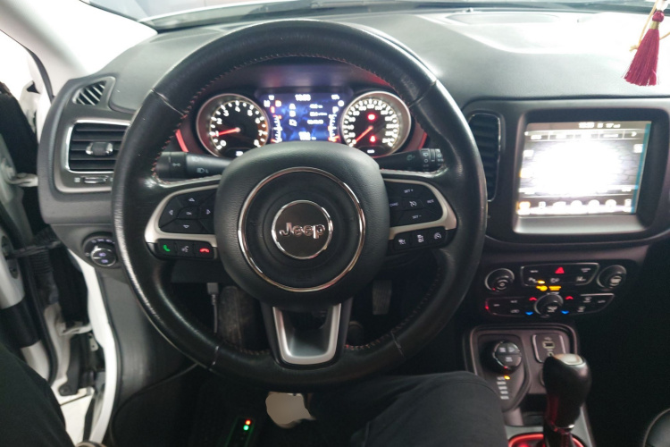 Jeep 指南者 2017款 200TS 自动高性能四驱版中控内饰13