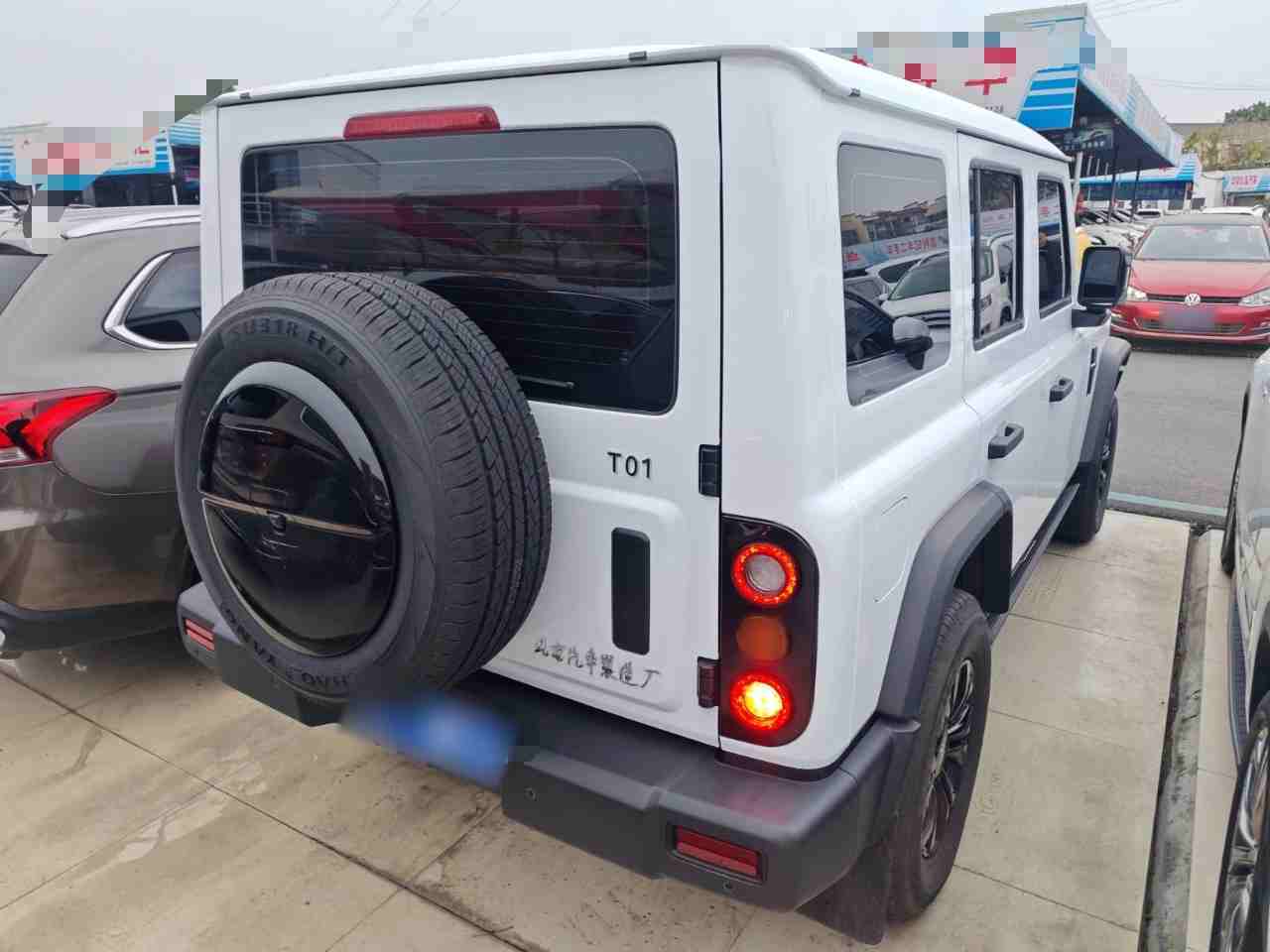 车辆右后45度整体外观