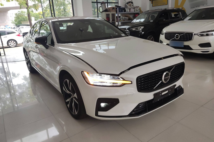 沃尔沃S60 2025款 B5 智雅运动版车身外观3