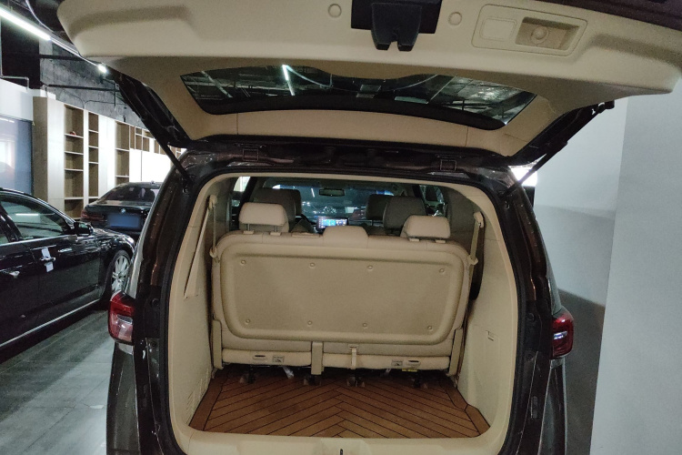 别克GL8 2023款 改款 陆上公务舱 豪华型机舱底盘23