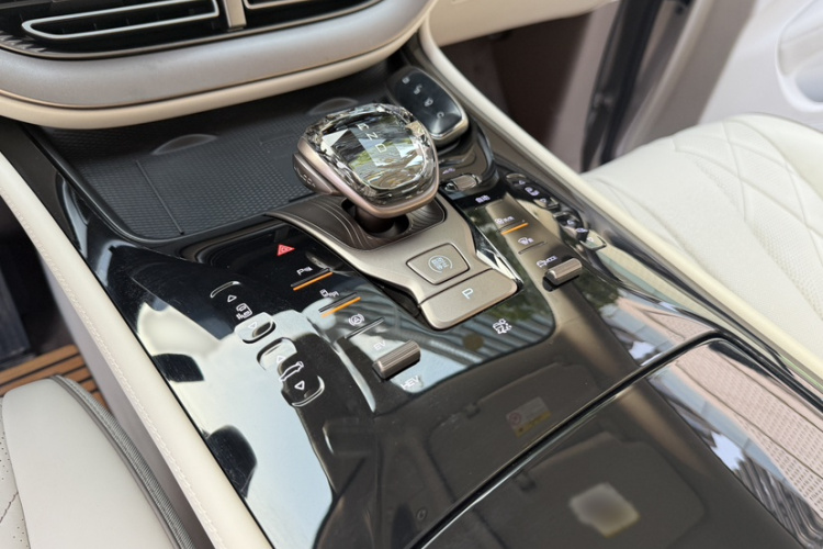 腾势D9 2022款 DM-i 1040 尊贵型中控内饰7006