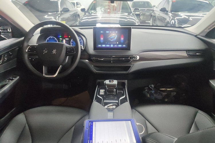 红旗E-QM5 2022款 431km 充电乐享版中控内饰7002