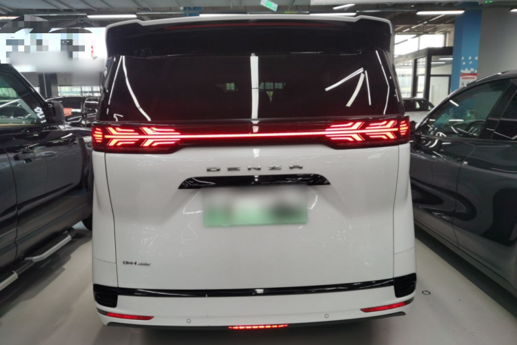 腾势D9 2022款 DM-i 970 四驱尊荣型车身外观6