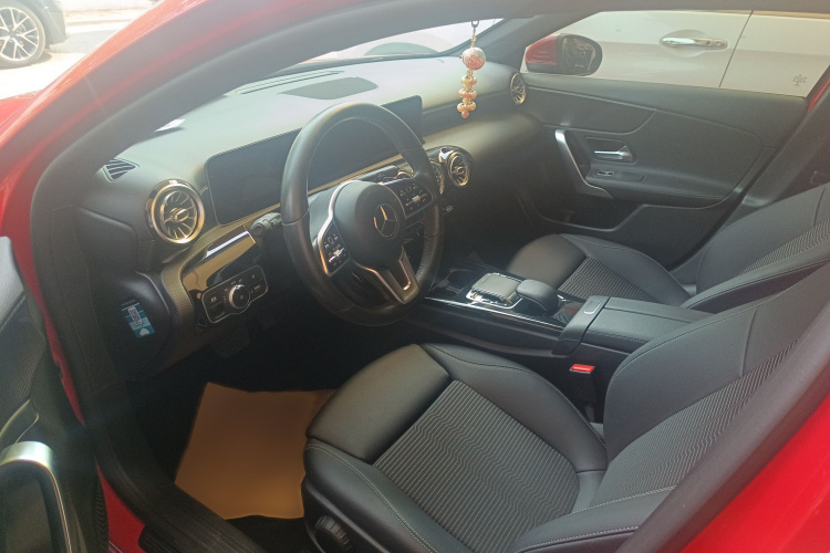 奔驰A级(进口) 2019款 A 200 动感型中控内饰7005