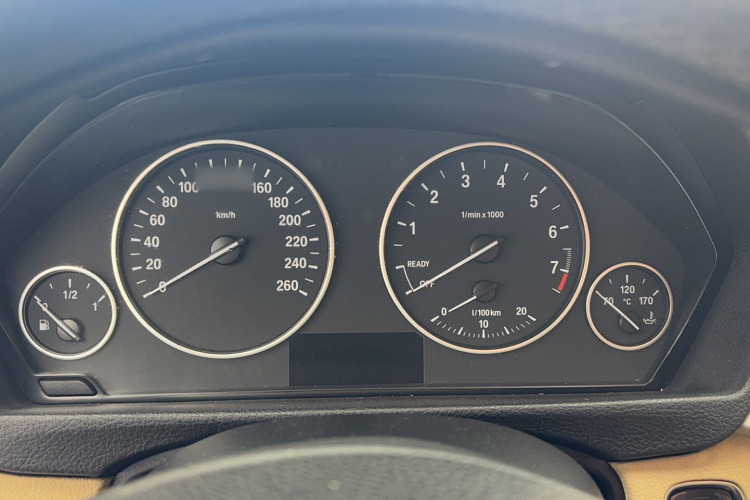 宝马3系 2013款 320i 时尚型局部细节14