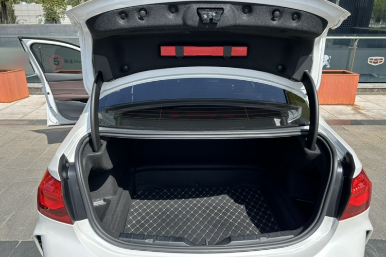 宝马1系 2022款 125i M运动曜夜版车身外观6010