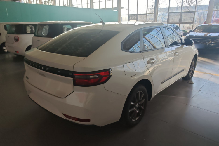 宝骏RC-5 2020款 1.5L 手动智耀精英型车身外观7