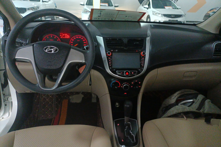 现代 瑞纳 2014款 1.4L 自动智能型GLS中控内饰12