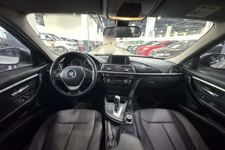 宝马3系 2017款 318Li 时尚型中控内饰7001