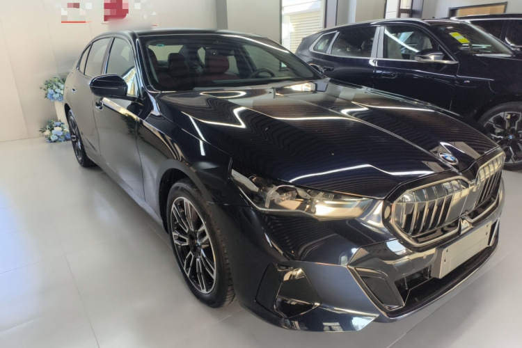 宝马5系 2025款 530Li 领先型 M运动套装车身外观3