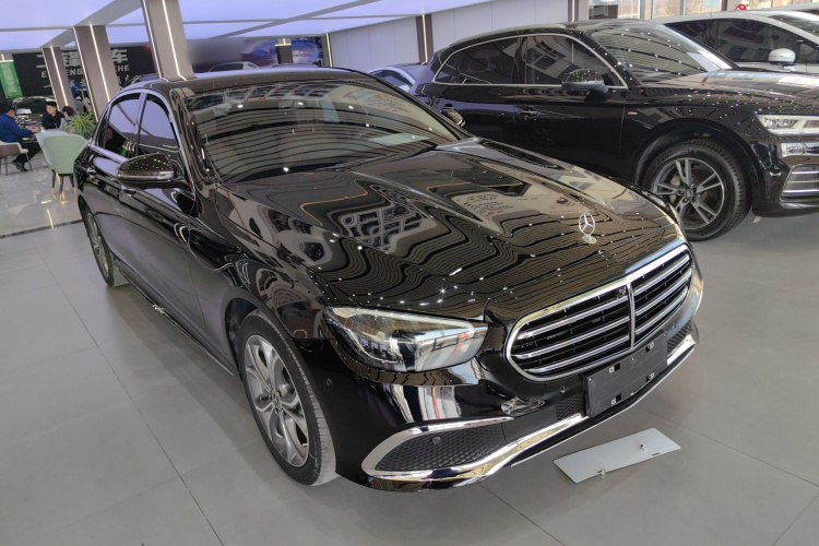 奔驰E级 2021款 E 300 L 运动时尚型车身外观3