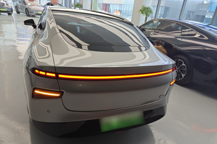 小鹏P7 2022款 480E车身外观6