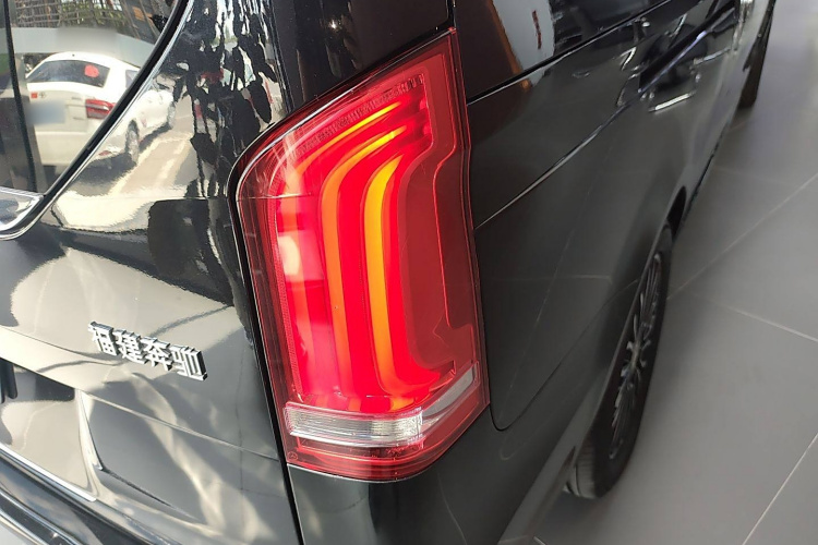 奔驰V级 2018款 V 260 L 尊贵加长版 国VI车身外观6006