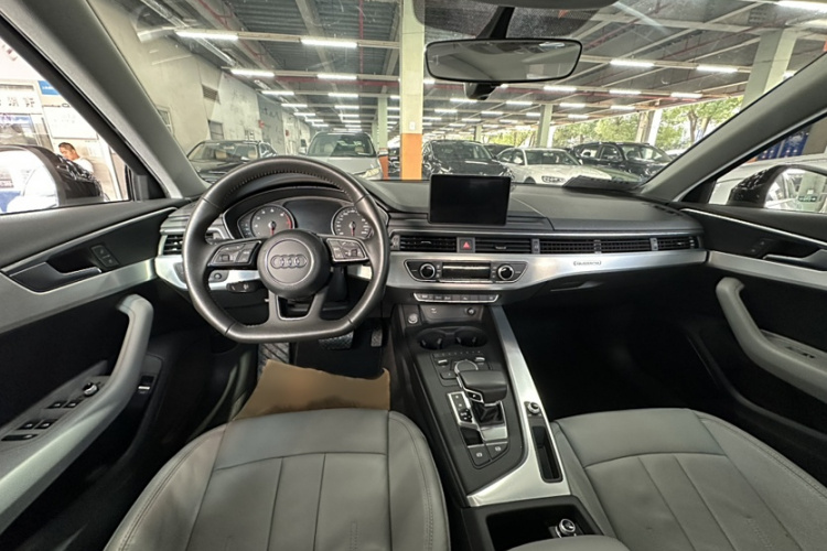 奥迪A4L 2018款 30周年年型 45 TFSI quattro 个性运动版中控内饰7001