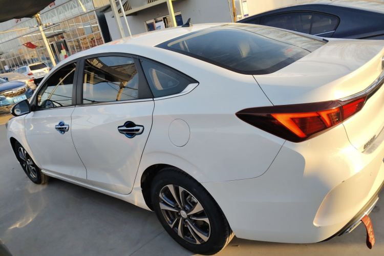 长安 逸动 2020款 PLUS 1.6L GDI 手动豪华型车身外观4