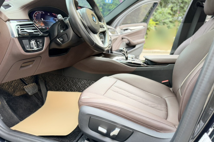 宝马5系 2022款 改款 525Li M运动套装中控内饰7006