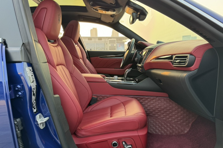 玛莎拉蒂 Levante 2023款 3.0T Modena中控内饰7008