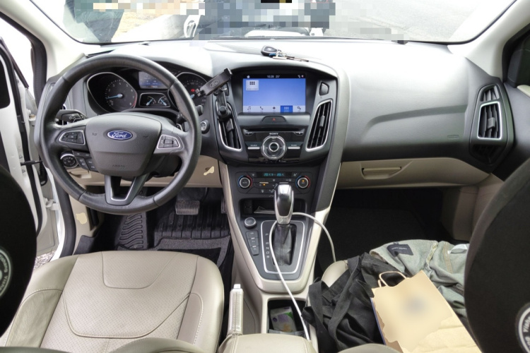 福特 福克斯 2017款 三厢 EcoBoost 180 自动旗舰型中控内饰12