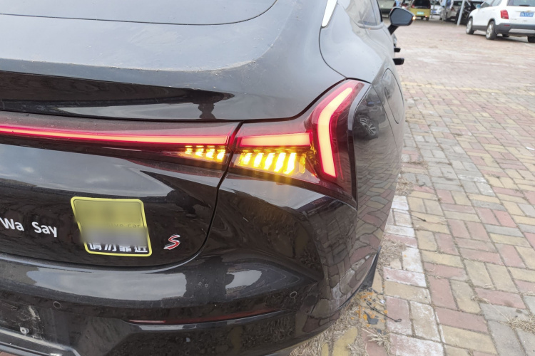 哪吒汽车 哪吒S 2024款 改款 增程 1060 Lite版车身外观9