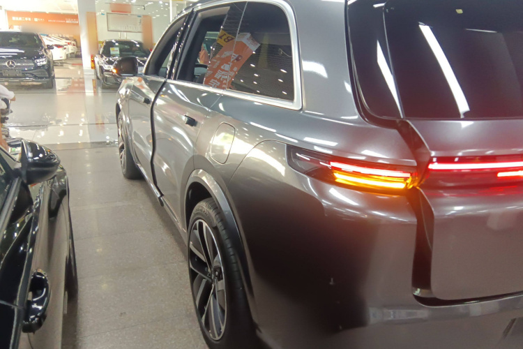 理想汽车 理想L8 2023款 Air车身外观4